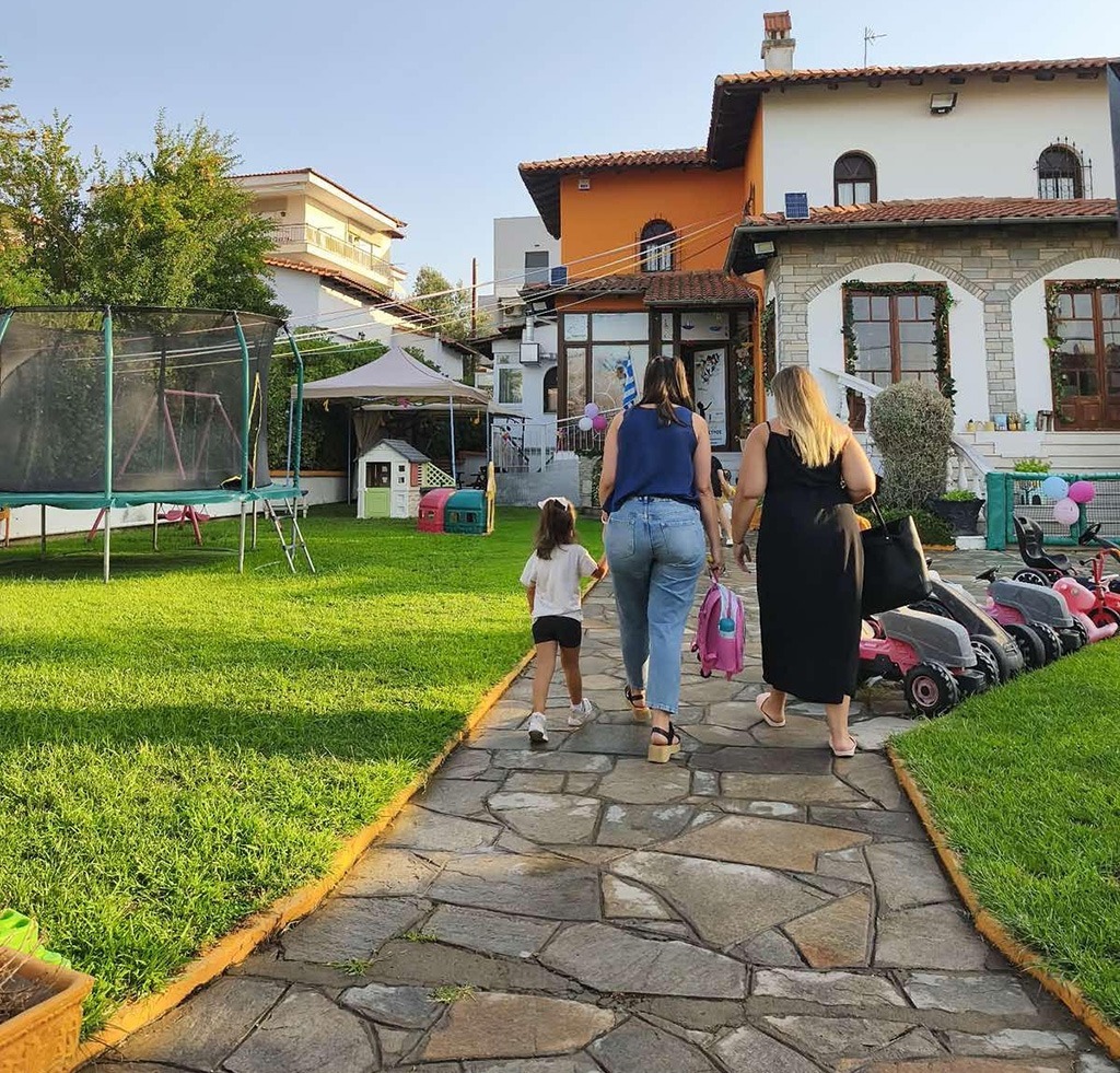 «Μαμά, μη φύγεις!»